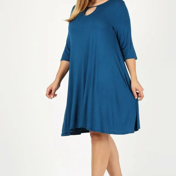 Plus Size Keyhole Dress with Pockets - Picture 3 of 4